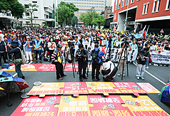 多個勞工團體1日上街遊行，喊話政府改革勞動環境。勞動部對此表示，已掌握相關意見，將持續蒐集各界看法，將推動利害關係人溝通，評估後續調整方向。