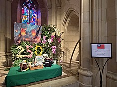 美國華盛頓國家大教堂花卉市集活動1日登場，駐美代表處獲邀參加其中的「國際花卉展示會」，作品以台灣蝴蝶蘭和美國國花玫瑰交織雙邊情誼。

