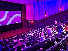 2026年英國「亞洲酷兒藝術節」1日晚間在倫敦登場，開幕片為導演虞戡平1986年的電影作品「孽子」4K修復版，吸引近300位觀眾，圖為放映前觀眾陸續入座。


