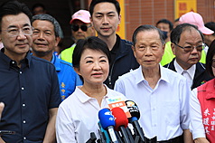 國民黨近日內部對軍購特別預算意見分歧，台中市長盧秀燕（中）2日接受媒體聯訪表示，不管是城市、家庭、國家，無論哪一個組織，家和萬事才會興。（台中市府提供）
