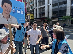 台北市長蔣萬安（左3）2日陪中國國民黨籍台北市議員李柏毅（左2）到景美市場發康乃馨預祝母親節快樂，蔣萬安活動前接受媒體聯訪，回應市區老鼠頻傳議題等。

