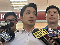 台北市長蔣萬安（中）表示，西門町及中山商圈的戶外負壓式吸菸室5月啟用。
