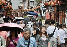 氣象署表示，3日北部白天天氣多雲，民眾趁勞動節連假最後一天到新北市深坑老街出遊。