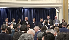 駐美代表處3日舉辦「選擇美國投資高峰會」台灣代表團歡迎酒會，經濟部長龔明鑫（後排左5）、國發會主委葉俊顯（後排右4）、美國商務部國際貿易次長金密特（後排右3）、AIT處長谷立言（後排右2）
等人出席。