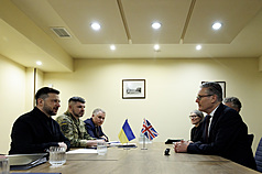 英國首相施凱爾（前右）將出席4日在亞美尼亞舉行的歐洲政治共同體峰會，他3日抵達後，先行與烏克蘭總統澤倫斯基（前左）會談。
（英國首相府提供）
