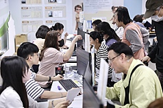 財政部25日表示，截至5月24日止，114年度綜合所得稅已完成申報507.6萬件，其中網路申報件數452.3萬件、稅額試算件數54.1萬件，兩者合計件數506.4萬件，占已完成申報件數99.8%。圖為報稅人潮。資料照。