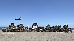 菲美年度大型聯合軍事演習「肩並肩」（Balikatan）4日在呂宋島北部沙灘舉行實彈反登陸科目，菲美日參與部隊在演習結束後合影。