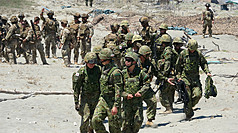 菲美年度大型聯合軍事演習「肩並肩」（Balikatan）4日在呂宋島北部沙灘舉行實彈反登陸科目，日本自衛隊首度直接參與，與盟友協同演練海岸防衛。