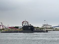 距離上次海測已經一個多月，海鯤艦5日上午7時許再度駛出港區，進行第7次潛航測試，可見測試人員立於甲板上。

