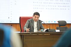 監察院26日公布公職人員財產申報，苗栗縣長鍾東錦與配偶陳美琦有破百筆土地，存款新台幣1億8886萬餘元。資料照。（苗栗縣政府提供）