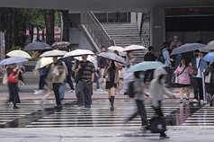 中央氣象署提醒，9日桃園以北、東半部易有局部短暫陣雨。
