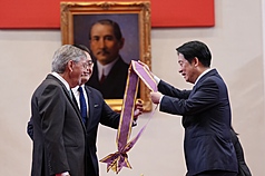 總統賴清德（右）6日在總統府頒授民進黨前駐美代表處主任彭光理（Michael J. Fonte）（左）「大綬景星
勳章」，表彰他在台美關係上的付出。
