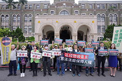 桃園航空城機場園區區段徵收案，被徵收居民陳健和（前排右4）興訟敗訴定讞，他6日在律師及多個民團聲援下，於司法院外舉行記者會，遞狀聲請釋憲，控訴土徵條例違憲。