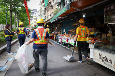 台北市長蔣萬安今天宣布，從中山區開始啟動12行政區全面大清消。圖為台北市政府環保局人員6日在雙連早市周邊展開清消。