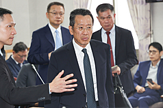 CD
立法院黨團協商　顧立雄列席
國防部長顧立雄（中）6日下午列席立法院朝野黨團
協商，繼續研商「強化防衛韌性及不對稱戰力計畫採
購特別條例草案」等案。
中央社記者吳家昇攝　115年5月6日
