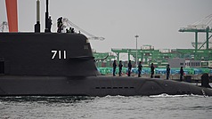 國造潛艦原型艦「海鯤艦」近期海測成果亮眼，不過由於原型艦海測尚未完成，在野黨立委仍提案凍結2026年度後續艦預算，但朝野對於解凍條件未能有共識。圖為海鯤艦第8次潛航測試。資料照。