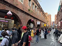 金門縣政府統計，中國五一長假期間共6579名陸客持旅遊簽入境金門，金門整體住房表現較民國114年同期平均成長約10%。圖為金門縣金城鎮觀光景點模範街。