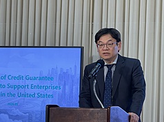 政府將透過信用保證方式，協助台灣企業赴美投資，國發會主委葉俊顯6日在華府記者會上表示，預計5月底開放廠商申請，資金用途將涵蓋3面向。
