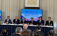 經濟部長龔明鑫（左3）、國發會主委葉俊顯（右3）率團赴美參加2026年「選擇美國投資高峰會」，6日在華府舉行台美供應鏈合作前景記者會。