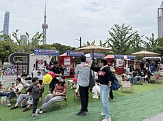 根據中國官方數據計算，五一假期期間，人均旅遊支出為人民幣571元，比起去年同期的574.1元略為減少。圖為上海北外灘旁商場舉辦市集，吸引人潮聚集。