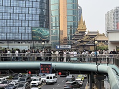 中國五一黃金周帶動出遊潮，也讓相關銷售出現兩位數成長。圖為中國五一假期，上海靜安寺附近天橋聚集拍照人潮。
