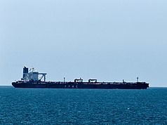 台塑海運旗下大型原油輪「君善輪（Fpmc C Lord）」裝載200萬桶原油，4月中旬順利通過荷莫茲海峽，7日抵達麥寮港。 
