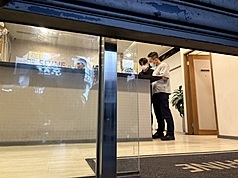 新北警方獲報，光澤醫美診所疑有偷拍情形，5月8日上午新北地檢署指揮警方展開偵辦，與衛生局人員前往板橋館前店稽查。資料照片。