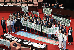 立法院會8日下午經表決後三讀通過「保衛國家安全及強化不對稱戰力計畫採購特別條例」，民進黨立委齊聚議場高呼「守護國安不打折  國防升級要全面」口號。
