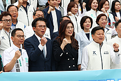 CD
國防特別條例三讀　鄭麗文、黃國昌現身立院
立法院會8日下午三讀通過攸關對美軍購的「保衛國
家安全及強化不對稱戰力計畫採購特別條例」，國民
黨主席鄭麗文（前右2）、民眾黨主席黃國昌（前左
2）會後也現身立法院議場前記者會，共同高呼「支
持國防  守護台灣」。
中央社記者謝佳璋攝  115年5月8日
