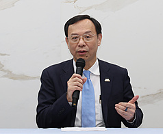 衛生福利部8日召開三班護病比納入醫療機構設置標準會議，部長石崇良（圖）會後說明，護理團體希望在116年12月上路，但考量年底、春節長假等因素，討論後預計117年5月1日實施。