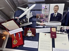 捷克參議院展覽呈現台捷合作與互訪的成果，展出多項台灣致贈參議院代表的勳章與禮品。其中包括2020年捷克參議長維特齊訪台期間，獲時任立法院院長游錫堃頒贈的「國會外交榮譽一等獎章」，與維特齊在立法院演說的照片，以及一架中華航空的飛機模型。