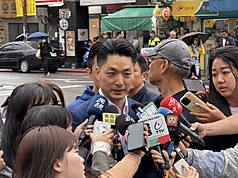 立法院通過7800億元軍購條例，台北市長蔣萬安（中）9日表示，他堅定支持進行必要且合理的採購，接下來要確保每筆預算都用在刀口上。
