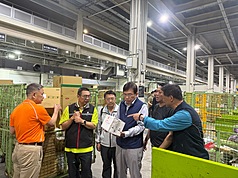 中華郵政於桃園龜山打造北台灣郵件作業中心(A7)，但啟用後出現郵件延遲投遞等狀況。中華郵政董事長王國材(右3)10日晚間前往慰勉員工辛勞，並了解目前郵件處理情形。（中華郵政提供）
