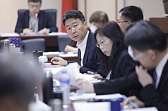 立法院交通委員會11日審查115年度中央政府總預算案，交通部長陳世凱（後中）列席備詢。