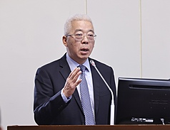 中油董事長方振仁11日在立法院經濟委員會指出，桃園煉油廠已在建置SAF產線，預計6月開始試產。