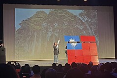 國立台灣體育運動大學舞蹈團舊金山灣區演出，慶祝台美人傳統週，現場拼出台灣國旗，將氣氛推向高
點。

