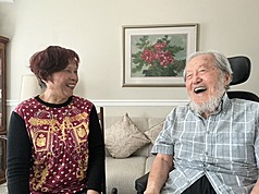 大溫哥華台灣同鄉會創會者之一楊正昭（右）和現任會長吳清桂（左），開心地回憶著60年來同鄉會經歷過的酸甜苦辣，兩人都說，最記得的都是最美好的事情。
