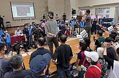 南投縣政府12日召開垃圾處理中心二階環評範疇界定會議，名間鄉反焚化爐自救會等團體到場，反對者一度越過桌子遭警方攔阻，還有民眾站上桌噴泡泡。