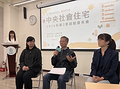 國家住宅及都市更新中心12日舉辦中央社會住宅2026年第2季招租發布會，包括住都中心執行長柯茂榮
（右2）、租賃組長高翊馨（左2）、資產管理部副主任魏雅蘭（右1）等人出席。