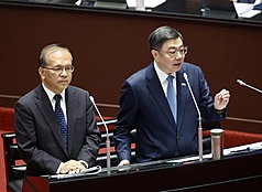 立委關心中東局勢持續影響能源供應，行政院長卓榮泰（右）12日在立法院總質詢表示，每週一早上都會進行民生專案會議，他已要求對油、氣的掌握，不僅到8月不會有問題，也要進行到第4季，提前做好部署，要有安全存量。左為交通部次長陳彥伯。

