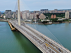 淡江大橋12日正式通車啟用，首日就有不少車輛往返淡水與八里間，未來也將成為台灣新的重要地標。

