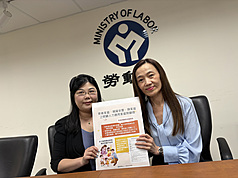 受僱者若因家庭成員需親自照顧時，可申請家庭照顧假。勞動部12日發布通函，明確寄養家庭、親屬安置、類家庭照顧人員適用性別平等工作法家庭照顧假規定。圖左為基督教聖道兒少福利基金會行政主任張家茜，右為勞動部勞動條件及就業平等司司長黃琦雅。

