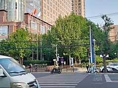 川普13日將抵達北京，外傳會下榻在北京四季酒店。12日隔著馬路所見，該酒店主要出入口已經拉上鐵柵欄，並增加警力維安。

