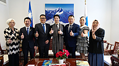駐芬蘭代表林昶佐（中）與國策顧問林凱民（左3）率領的考察團齊聚代表處，成員包括北美洲台商會輔導總會長江俊霖（左2）、非洲台商聯合總會總會長陳智敏（右3）、土耳其台商會監事長張家蘭（右1）與僑務委員李玉英（左1）等，進行商貿合作討論。

