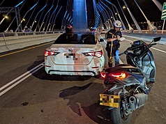 淡江大橋12日正式通車，晚間一輛黃牌重機與一部自小客車發生擦撞，所幸僅騎士輕微擦挫傷，警方迅速處理並恢復正常行車。
（翻攝照片）
