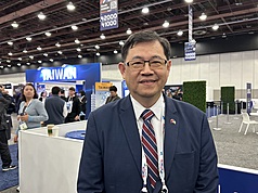 出席XPONENTIAL 2026「國際無人載具系統展」的外交部非政府組織國際事務會執行長江振瑋，在會場說明台灣無人機外交工作方向。