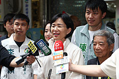 民進黨新北市長參選人蘇巧慧(中)13日受邀到新北市板橋後埔里與地方長者共餐，被問及黨內徵召立法委員沈伯洋參選台北市長看法，她說，相信他的能力和努力，也相信他會是台北市長很好的人選，會一起加油。