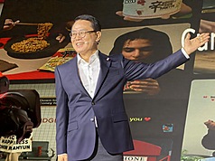 韓國知名泡麵「辛拉麵」迎來上市40週年，13日在首爾舉辦記者會，農心代表理事趙鏞喆（圖）表示，未來希望能成為全球餐飲風格的引領者，目標海外銷售額占比擴大至60%以上。