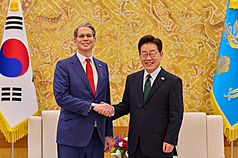 美國總統川普訪中之際，美國財政部長貝森特（左）、中國國務院副總理何立峰13日先在韓國進行經貿磋商，韓國總統李在明（右）也與貝森特會面。（青瓦台提供）

