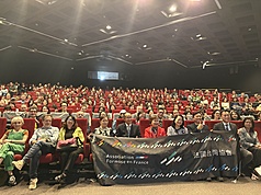 法國台灣協會12日晚間舉辦國片「大濛」特映會，數百人觀影。有法國觀眾認為，電影從情感層面回溯歷史，手法巧妙。

